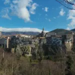 Sant’Agata de’ Goti: il borgo costruito sul tufo che si capisce meglio guardandolo anche da fuori