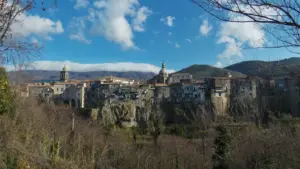 Sant’Agata de’ Goti: il borgo costruito sul tufo che si capisce meglio guardandolo anche da fuori