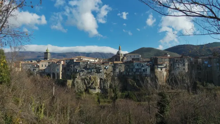 Sant’Agata de’ Goti: il borgo costruito sul tufo che si capisce meglio guardandolo anche da fuori