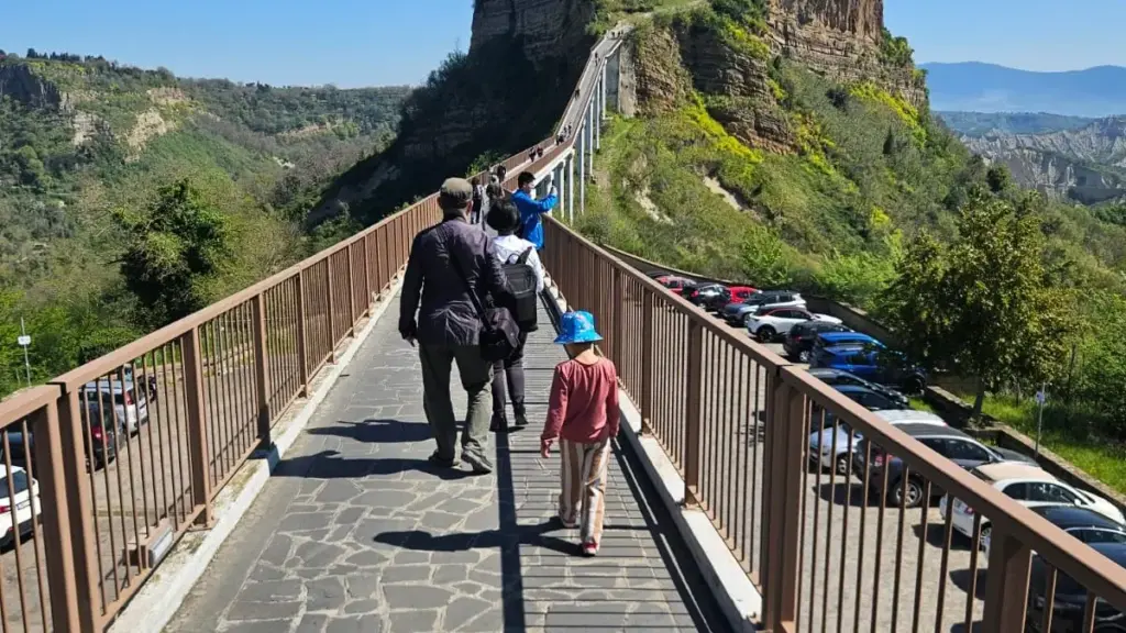 Civita di Bagnoregio oltre il ponte: cosa raccontano le case, i vicoli e il paesaggio di tufo