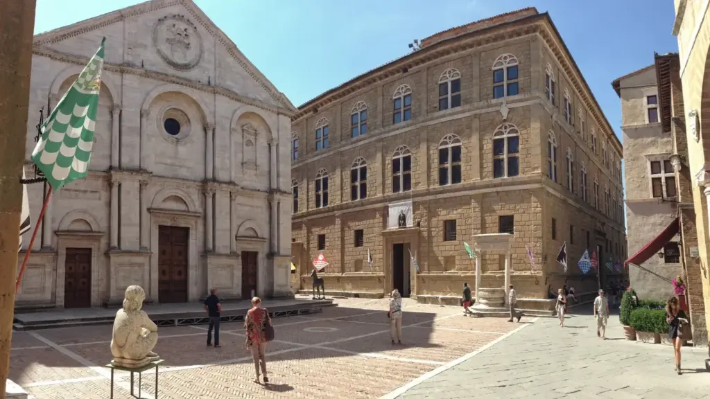 Pienza non è solo una piazza perfetta: i dettagli rinascimentali da cercare camminando lentamente
