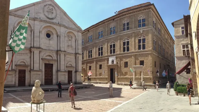 Pienza non è solo una piazza perfetta: i dettagli rinascimentali da cercare camminando lentamente