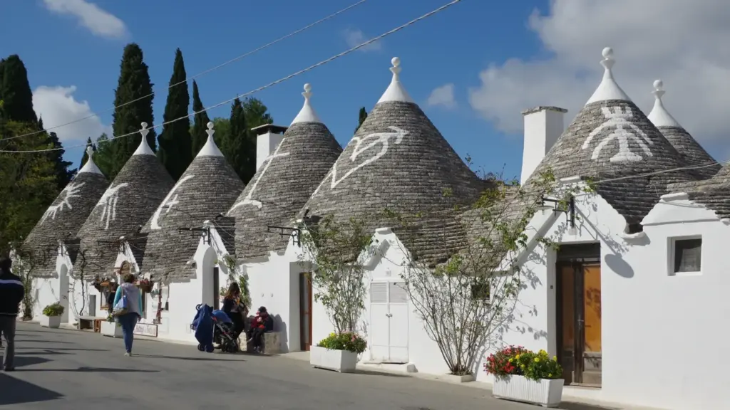 Alberobello oltre i trulli più fotografati: come leggere pietra, tetti e simboli senza fermarsi alla cartolina