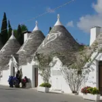 Alberobello oltre i trulli più fotografati: come leggere pietra, tetti e simboli senza fermarsi alla cartolina