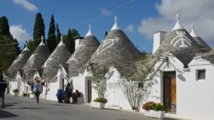 Alberobello oltre i trulli più fotografati: come leggere pietra, tetti e simboli senza fermarsi alla cartolina