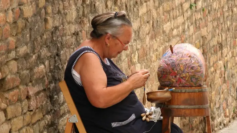 Offida e il merletto a tombolo: il lavoro delle mani dietro una tradizione ancora visibile