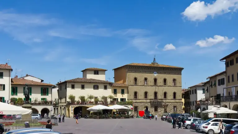 Greve in Chianti e la piazza triangolare: perché la forma racconta ancora la funzione del mercato