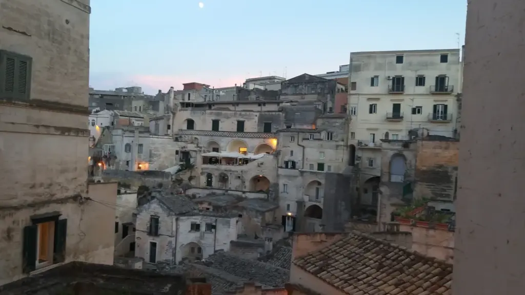 Matera al mattino presto: cosa cambia nei Sassi quando botteghe e vicinati tornano protagonisti