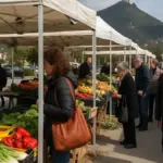 Mercati settimanali nei piccoli centri: perché posizione e calendario raccontano ancora la geografia dei servizi locali